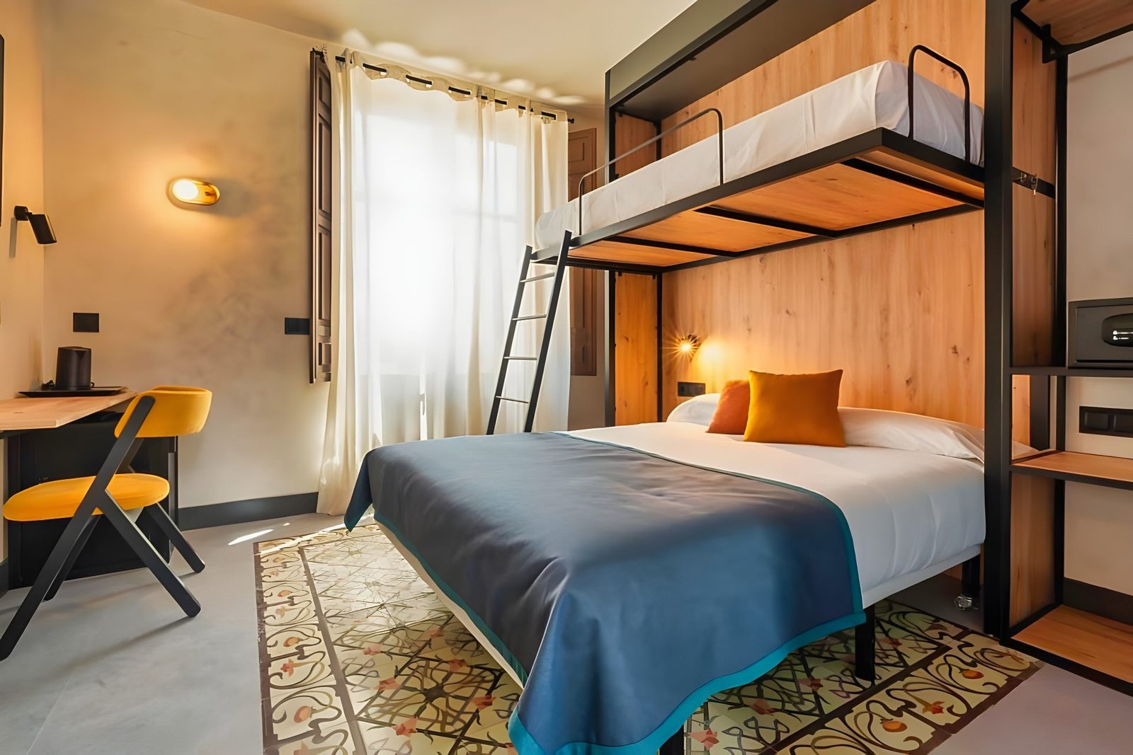 The Central House Granada 4★ · Heritage hostel with 316 beds · view 5