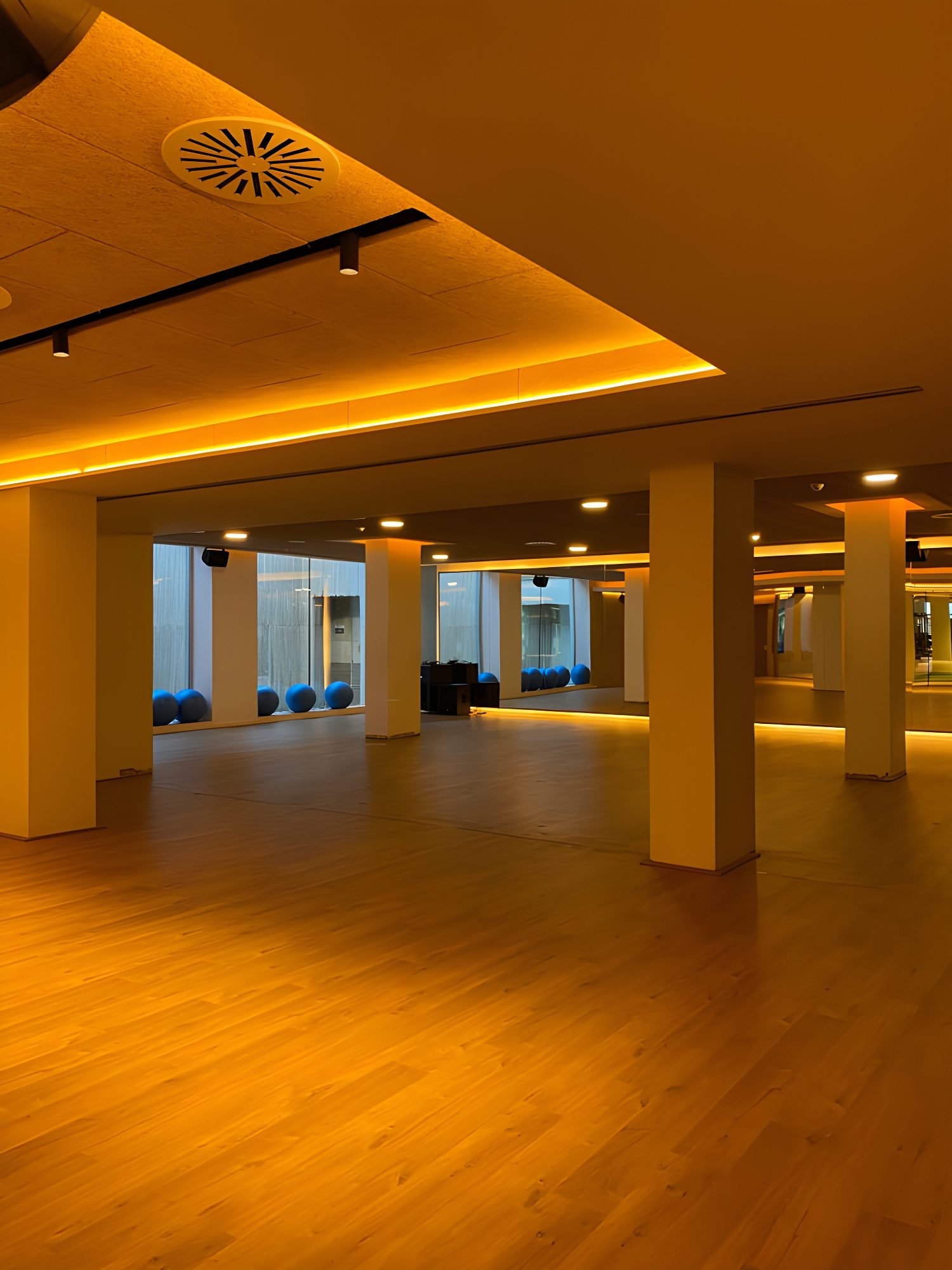 Club Metropolitan · Hotel Hesperia Sevilla · Club Metropolitan · Refurbishment and expansion · view 2