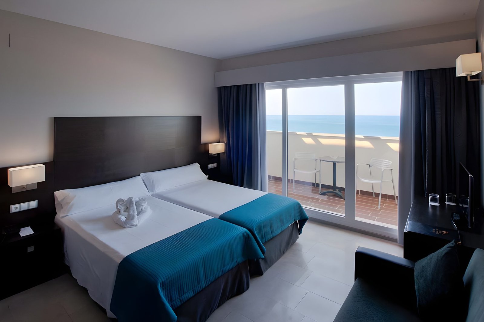 Hotel Pato Amarillo 4★ · Comprehensive refurbishment of 136 rooms · view 2