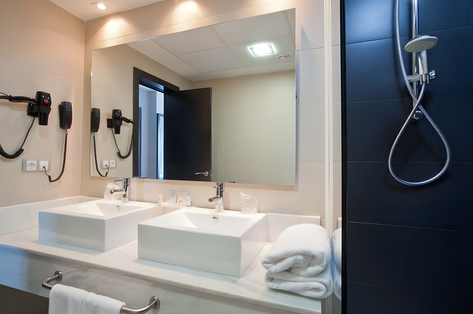 Hotel Pato Amarillo 4★ · Comprehensive refurbishment of 136 rooms · view 4