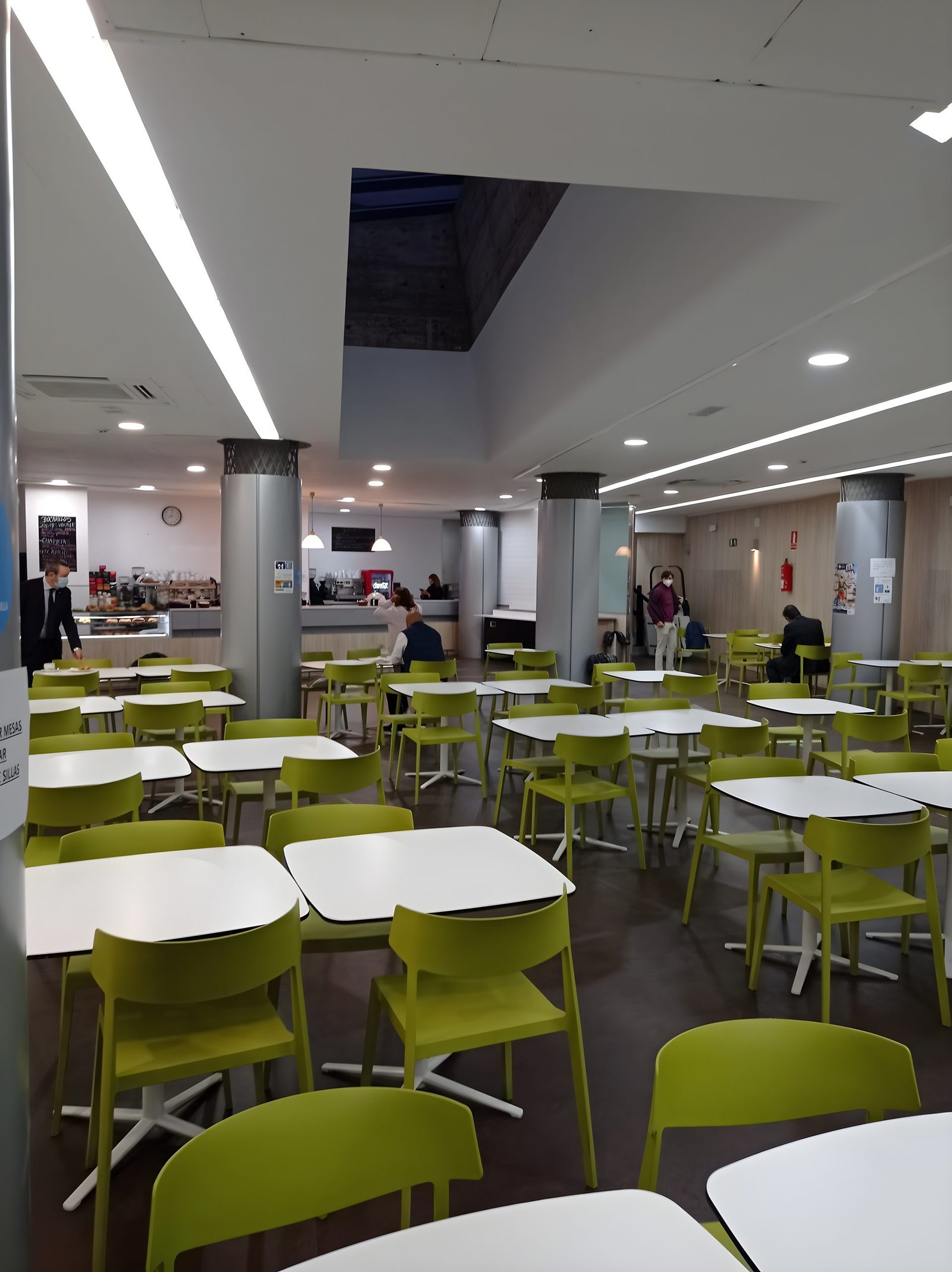 Universidad San Pablo CEU · Faculty of Law & Economics · Plaza and cafeteria · view 5